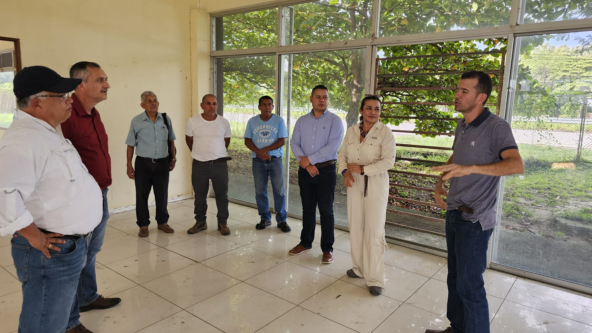 Sesión de trabajo futura construcción del colegio en Pijije.