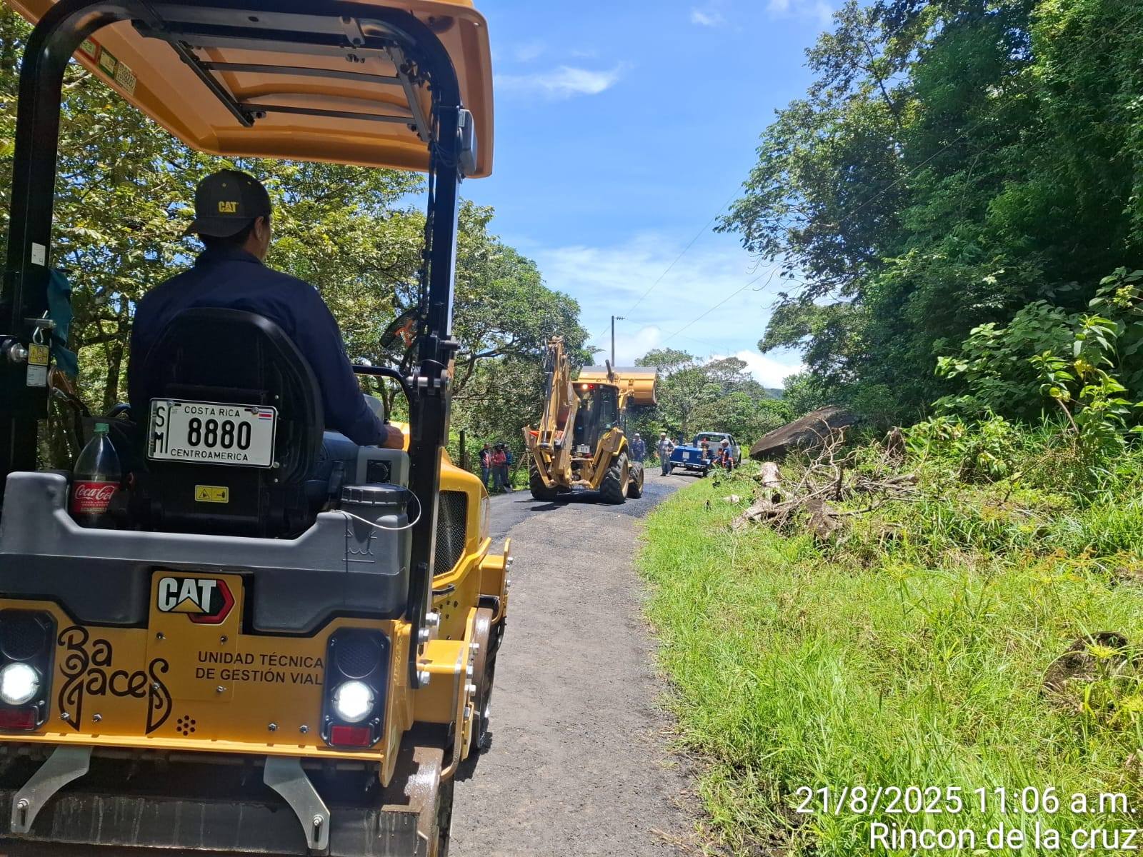 Trabajos de bacheo en Rincón de la Cruz, Guayabo